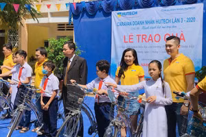 Đoàn Caravan Doanh nhân HUTECH 2020 trao tặng xe đạp cho học sinh Trường THCS Huỳnh Xuân Việt, tỉnh TIền Giang.