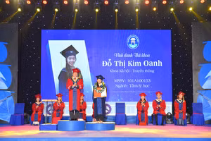 TS Từ Minh Thiện – Hiệu trưởng Trường ĐH Văn Hiến trao bằng tốt nghiệp cho một tân cử nhân