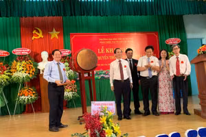 Bộ trưởng bộ Nội vụ Lê Vĩnh Tân đánh trống khai giảng tại Phân hiệu TP HCM.