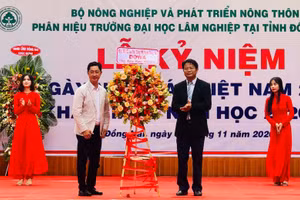 Lãnh đạo Phân hiệu Trường Đại học Lâm nghiệp nhận hoa chúc mừng nhân lễ khai giảng