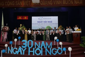 Đại diện Ban giám hiệu tặng hoa chúc mừng các cựu sinh viên của trường trong dịp trở về.