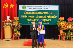 PGS.TS Huỳnh Thanh Hùng- Phó Hiệu trưởng phụ trách Nhà trường trao học bổng cho Thủ khoa đầu vào