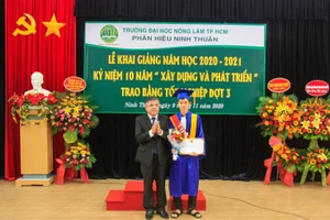 PGS.TS Huỳnh Thanh Hùng- Phó Hiệu trưởng phụ trách Nhà trường trao học bổng cho Thủ khoa đầu vào