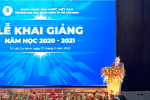 TS Bùi Hữu Toàn- Hiệu trưởng Trường ĐH Ngân hàng TP.HCM phát biểu tại lễ khai giảng.