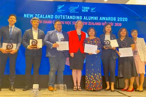 Bà Wendy Matthews – Đại sứ New Zealand tại Việt Nam (áo đỏ) vinh danh 6 cựu du học sinh New Zealand nổi bật 2020