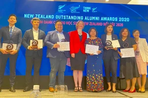 Bà Wendy Matthews – Đại sứ New Zealand tại Việt Nam (áo đỏ) vinh danh 6 cựu du học sinh New Zealand nổi bật 2020