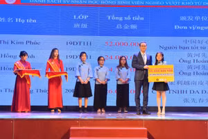 Nhiều gói học bổng giá trị đã được các nhà tài trợ trao cho sinh viên ngành Ngôn ngữ Trung tại đêm chung kết
