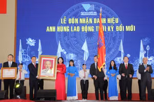 Phó chủ tịch nước Đặng Thị Ngọc Thịnh tặng bức tranh chân dung Chủ tịch Hồ Chí Minh cho ĐHQG TP.HCM