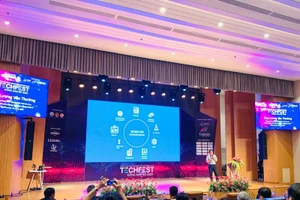 Một diễn giả trình bày nội dung nghiên cứu của mình tại TECHFEST Đông Nam Bộ 2020