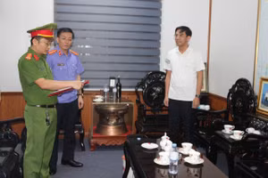 Cơ quan chức năng đọc lệnh bắt bị can để tạm giam đối với Chủ tịch UBND thị xã Cửa Lò. Ảnh: CANA.