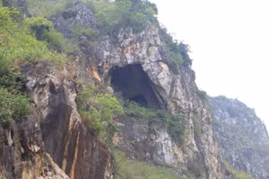 Di tích lèn Hai Vai ở xã Minh Châu, huyện Diễn Châu. (Ảnh: Phạm Tâm)