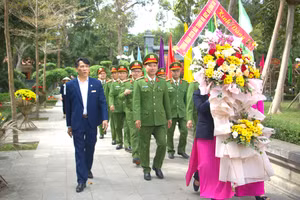 Trung đoàn CSCĐ Bắc Trung Bộ dâng hoa tưởng niệm Chủ tịch Hồ Chí Minh.