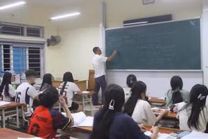 Lớp ôn thi tốt nghiệp vào buổi tối ở Trường Phổ thông DTNT THPT số 2 Nghệ An. Ảnh: Phạm Tâm