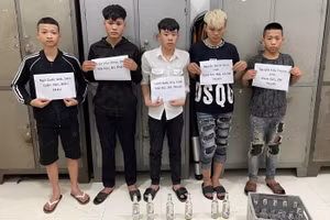 Nhóm thanh niên gây rối trật tự công cộng. (Ảnh: CANA)