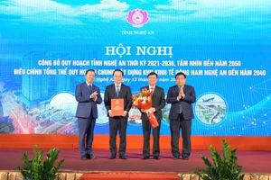 Phó Thủ tướng Trần Hồng Hà trao quyết định phê duyệt Quy hoạch tỉnh Nghệ An thời kỳ 2021-2030, tầm nhìn đến năm 2050. (Ảnh: Ban tổ chức)