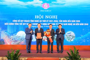 Phó Thủ tướng Trần Hồng Hà trao quyết định phê duyệt Quy hoạch tỉnh Nghệ An thời kỳ 2021-2030, tầm nhìn đến năm 2050. (Ảnh: Ban tổ chức)