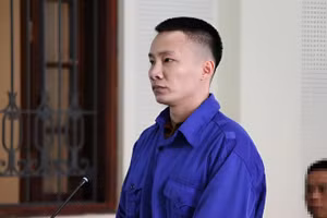 Bị cáo Lê Bảo Tín tại phiên tòa. (Ảnh: PT)