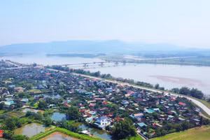 Cầu Hưng Đức nối huyện Hưng Nguyên, Nghệ An với huyện Đức Thọ, Hà Tĩnh. (Ảnh: Phạm Tâm)