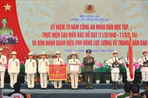 Công an tỉnh Nghệ An nhận danh hiệu Anh hùng Lực lượng vũ trang nhân dân. (Ảnh: CANA)