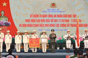 Công an tỉnh Nghệ An nhận danh hiệu Anh hùng Lực lượng vũ trang nhân dân. (Ảnh: CANA)