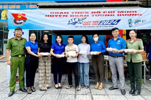 Huyện Đoàn và Công an huyện Tương Dương phát cơm miễn phí cho thí sinh. 