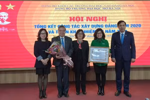 Đồng chí Nguyễn Tố Quyên – Phó Bí thư Thường trực Đảng ủy Khối các trường ĐH, CĐ Hà Nội (thứ 3 từ phải sang trái) trao Bằng khen của Thành ủy Hà Nội cho Đảng bộ Trường ĐH Mở Hà Nội.