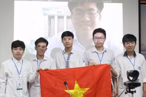 Các thành viên đội tuyển Olympic Toán quốc tế lần thứ 62 năm 2021.