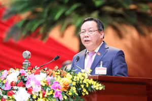 Phó Bí thư Thành ủy Hà Nội Nguyễn Văn Phong tham luận tại Đại hội.