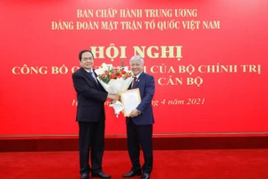 Ông Trần Thanh Mẫn trao quyết định và tặng hoa chúc mừng ông Đỗ Văn Chiến. Ảnh: Đại đoàn kết