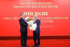 Ông Trần Thanh Mẫn trao quyết định và tặng hoa chúc mừng ông Đỗ Văn Chiến. Ảnh: Đại đoàn kết