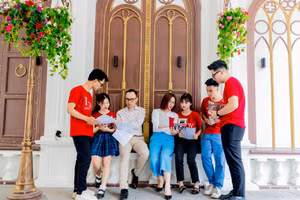 Cán bộ, giảng viên, sinh viên của Trường ĐH Kinh tế (ĐH Quốc gia Hà Nội)