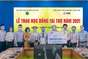 Ông Nguyễn Thanh Hải - Giám đốc Ngân hàng TMCP Quân đội, chi nhánh Gia Lâm trao học bổng tài trợ cho sinh viên trị giá 200 triệu đồng.