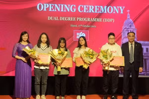 PGS.TS Nguyễn Vũ Việt và TS Trịnh Thanh Huyền tặng hoa chúc mừng và khen thưởng các thủ khoa đầu vào khóa 6 - DDP.