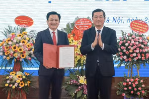 Thứ trưởng Nguyễn Văn Phúc trao Quyết định công nhận Hiệu trưởng Trường ĐH Thương Mại cho PGS.TS Nguyễn Hoàng.
