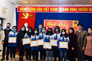 TS Nguyễn Tất Thắng (Thứ 2 từ phải sang trái) trao giải cho học sinh Trường THPT Quảng Uyên, tỉnh Cao Bằng.