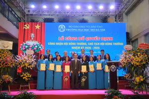 Thứ trưởng Hoàng Minh Sơn trao quyết định cho các thành viên Hội đồng trường