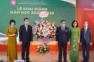 Thay mặt lãnh đạo Bộ GD&ĐT, Thứ trưởng Nguyễn Văn Phúc gửi lời chúc mừng tốt đẹp nhất tới thầy và trò Trường ĐH Ngoại thương nhân dịp khai giảng năm học mới.