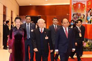 Tổng Bí thư, Chủ tịch Nước Nguyễn Phú Trọng cùng Ủy viên Bộ Chính trị, Thủ tướng Chính phủ Nguyễn Xuân Phúc, Ủy viên Bộ Chính trị, Chủ tịch Quốc hội Nguyễn Thị Kim Ngân đến dự phiên họp trù bị Đại hội XIII của Đảng. Ảnh Văn Điệp