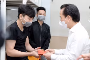 Lãnh đạo Đảng ủy Khối các trường ĐH, CĐ Hà Nội và lãnh đạo Trường ĐH Kinh tế Quốc dân thămtặng quà cho các sinh viên nội trú