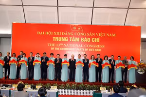 Đồng chí Trần Quốc Vượng và các đồng chí lãnh đạo cắt băng khai trương Trung tâm Báo chí.