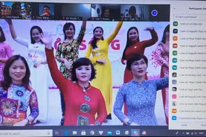 Cô Hiệu trưởng Lưu Thị Lập và cán bộ, giáo viên tạm biệt học sinh khối 12 - K42 và gửi lời chúc tốt đẹp nhất đến các em