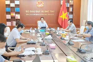 Thứ trưởng Bộ GD&ĐT Hoàng Minh Sơn chủ trì cuộc họp.