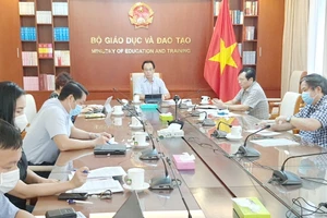 Thứ trưởng Bộ GD&ĐT Hoàng Minh Sơn chủ trì cuộc họp.