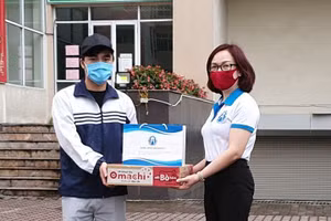 PGS.TS Nguyễn Thị Nhung - Hiệu trưởng Trường ĐH Mở Hà Nội đến tận nơi tặng nhu yếu phẩm cho sinh viên bị "mắc kẹt" tại Hà Nội (ảnh chụp khi chưa giãn cách xã hội)