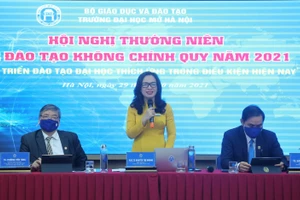 PGS.TS Nguyễn Thị Nhung điều hành phiên thảo luận 