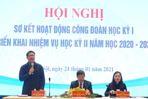 Đồng chí Vũ Minh Đức (ở giữa), Nguyễn Thị Bích Hợp và Nguyễn Ngọc Ân chủ trì Hội nghị