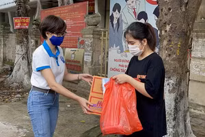 TS Nguyễn Minh Phương – Phó Hiệu trưởng cùng đoàn công tác đến tận nơi cứu trợ sinh viên.