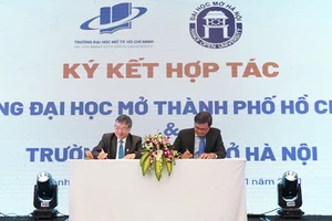 Hiệu trưởng hai trường đại học mở ký kết hợp tác.