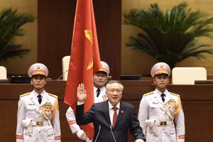 Chánh án Toà án nhân dân tối cao Nguyễn Hoà Bình tuyên thệ