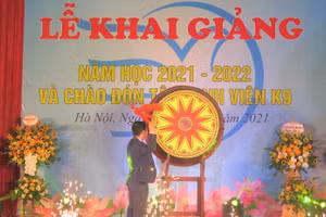 PGS.TS Trần Quang Tiến đánh trống khai giảng năm học mới